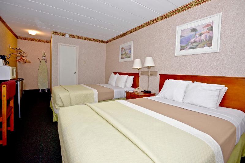 Suite with Two Double Beds and Sofa Bed - Non-Smoking image 3