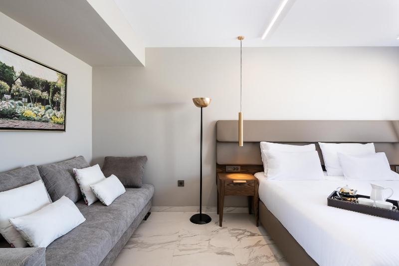Standard Room with Pool or Garden View image 3