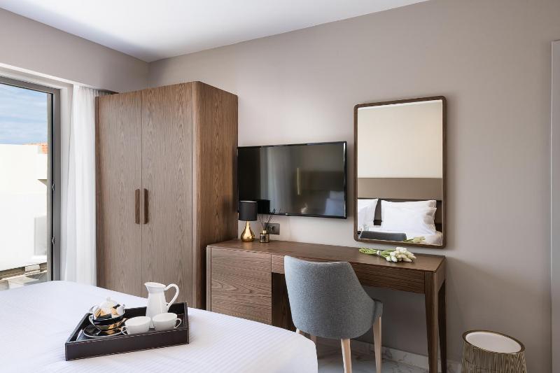 Standard Room with Pool or Garden View image 2