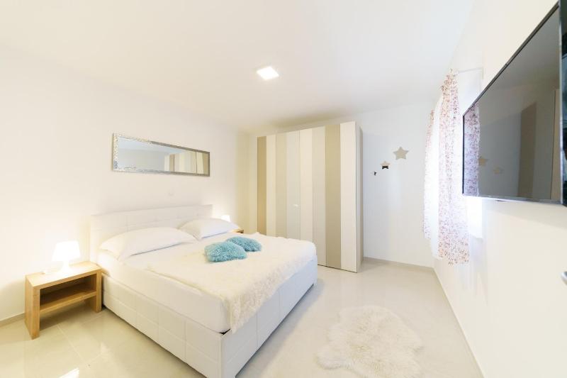 One-Bedroom Apartment image 4