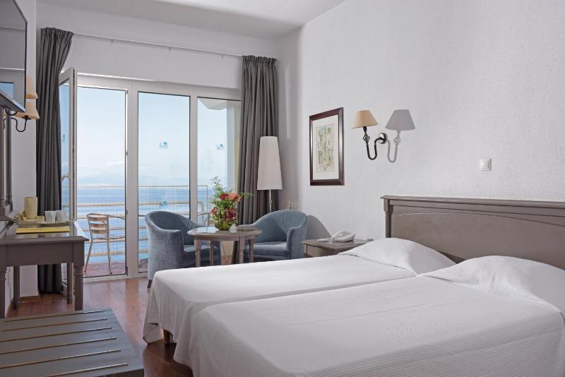 Double or Twin Room with Sea View image 4