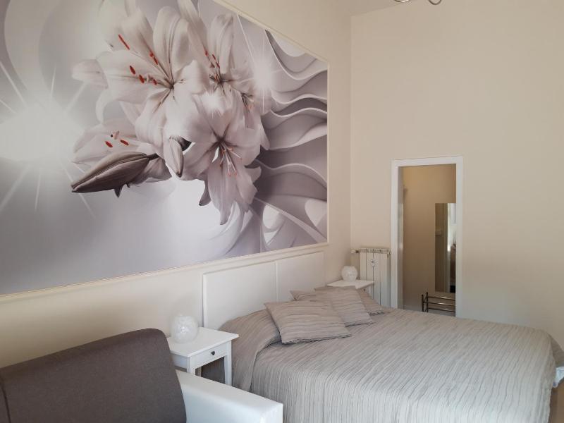 Superior Double Room with Balcony image 3