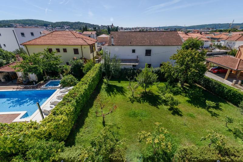 Two-Bedroom Apartment with Balcony, Garden View and Pool View image 3
