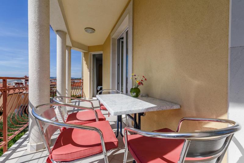 Two-Bedroom Apartment with Balcony, Garden View and Pool View image 4