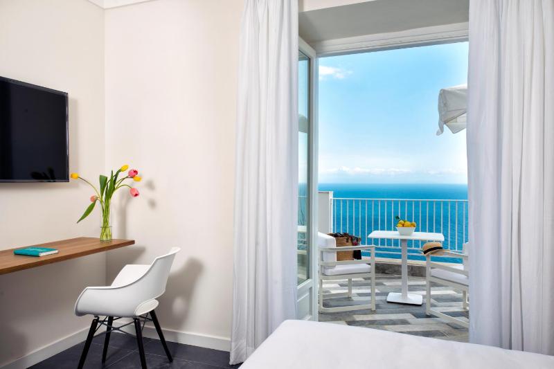 Double Room with Balcony and Sea View image 2