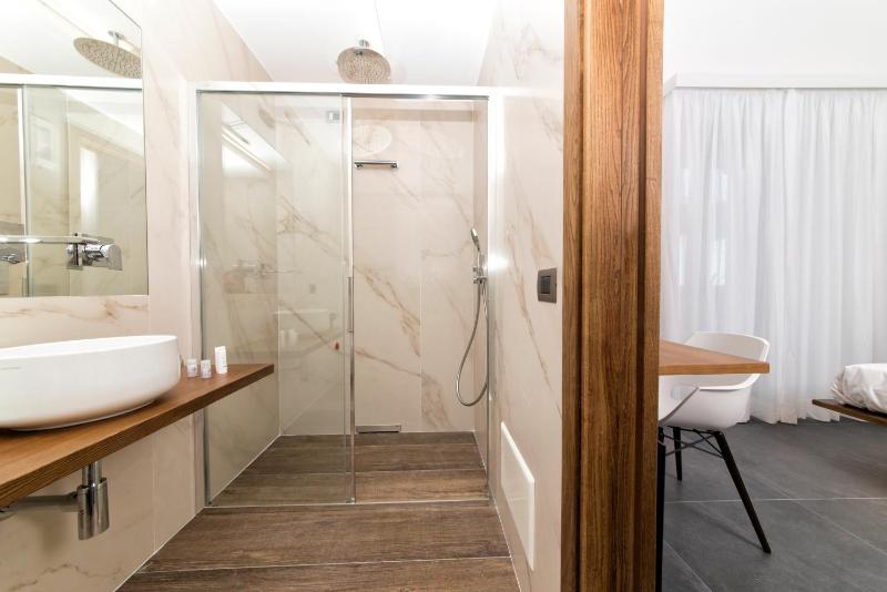 Double Room with Balcony and Sea View image 4