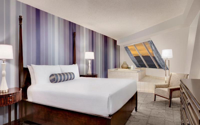 Pyramid King Corner Suite image 3