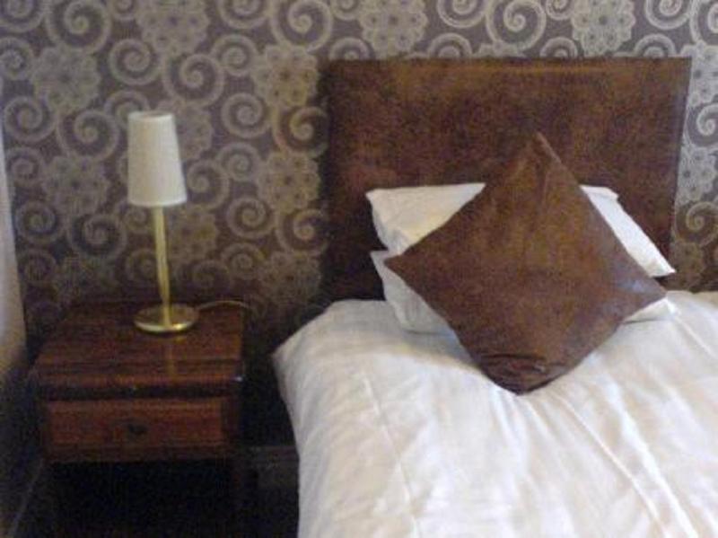 Standard Twin Room image 3