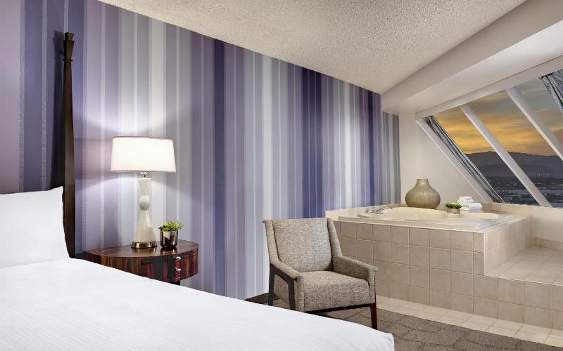 Pyramid King Corner Suite image 3