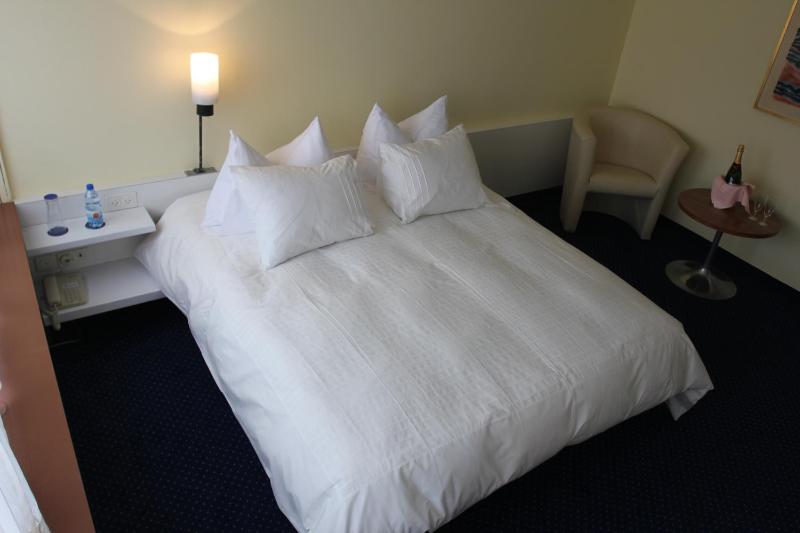 Standard Double Room image 4