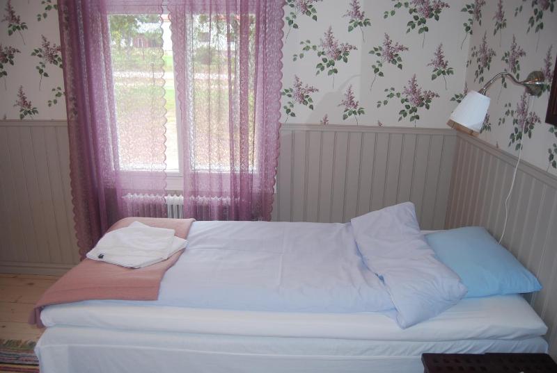 Twin Room with Shared Bathroom image 2