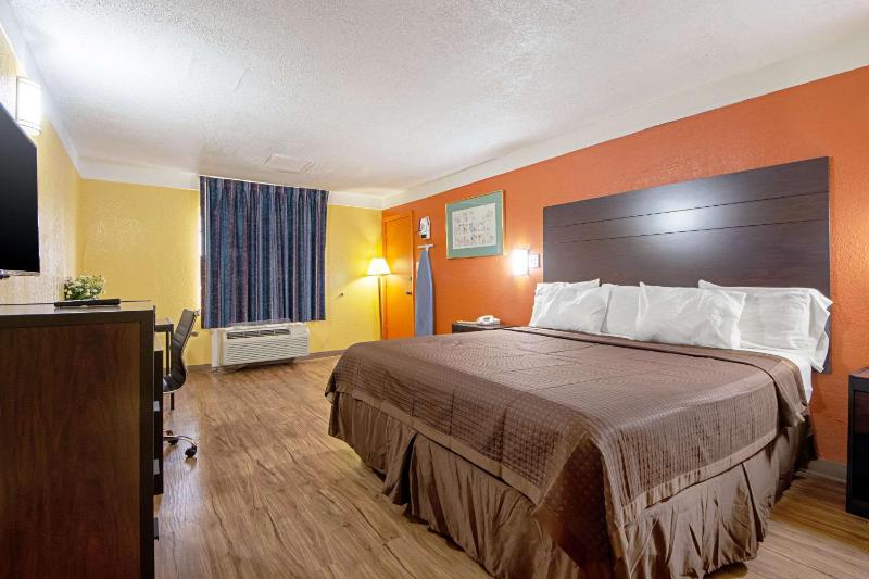 King Room - Non-Smoking image 3