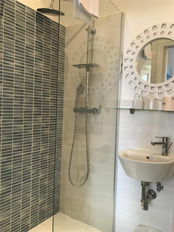 Double Room with Balcony image 3