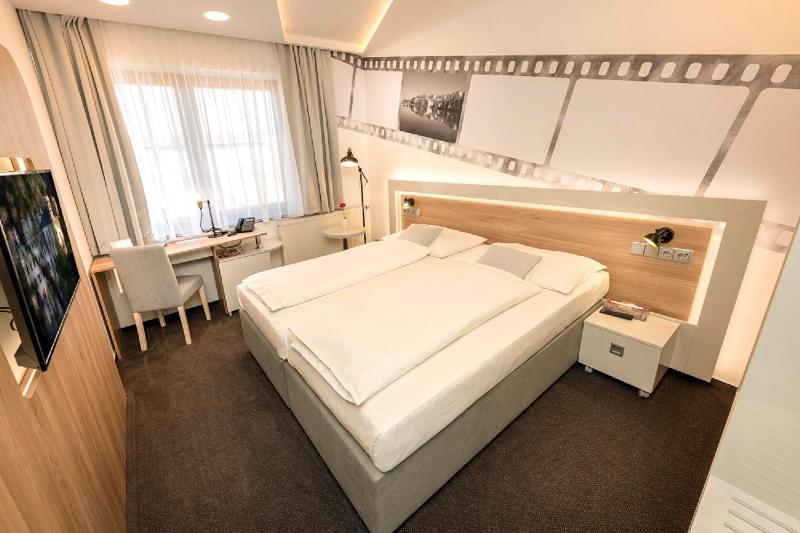 Deluxe Double or Twin Room image 2
