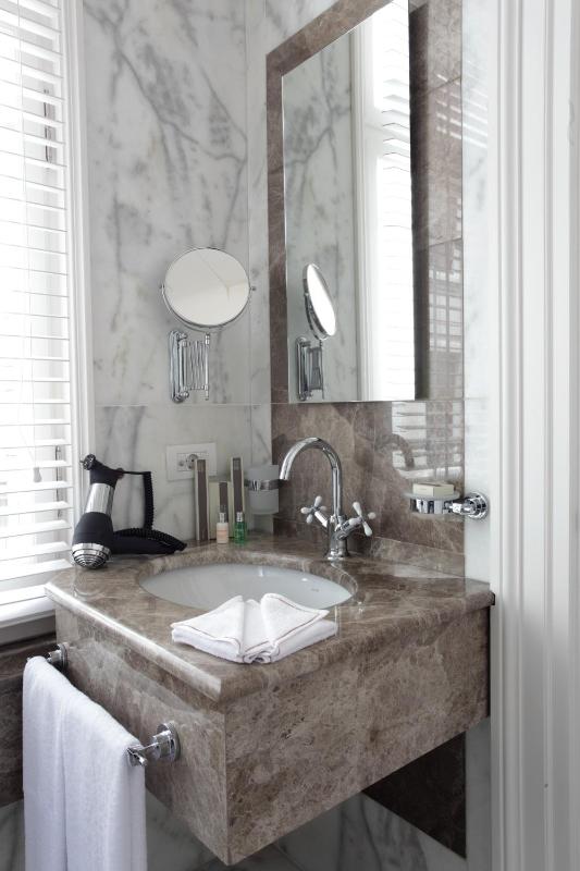 Deluxe Room with Balcony image 2