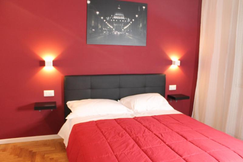 Deluxe Double Room with Balcony image 4