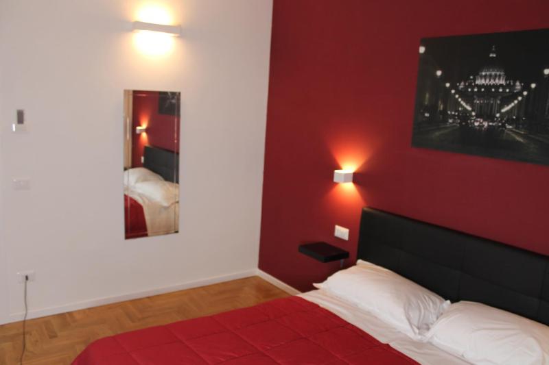 Deluxe Double Room with Balcony image 3