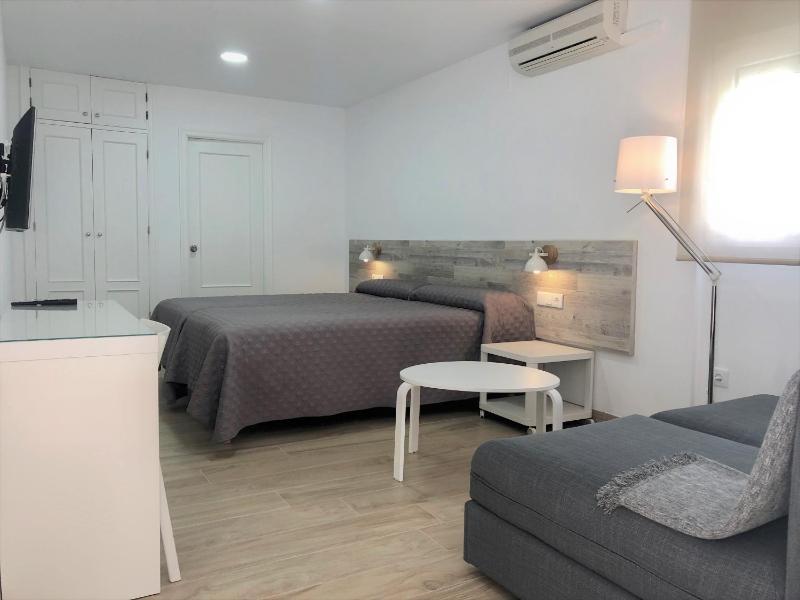 Double or Twin Room image 3