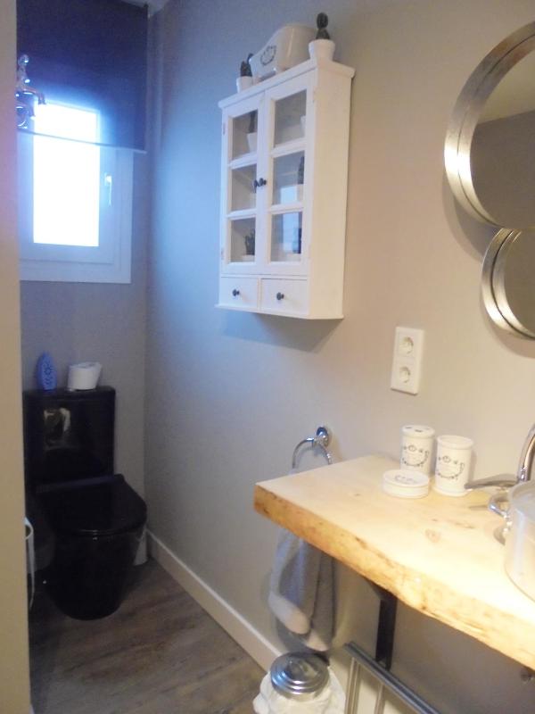 Single Room with Bathroom image 2