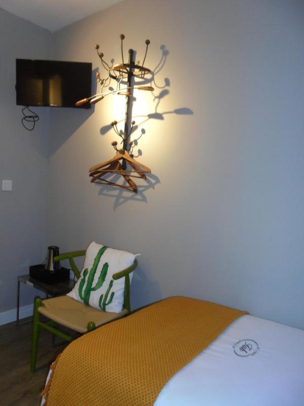 Single Room with Bathroom image 4