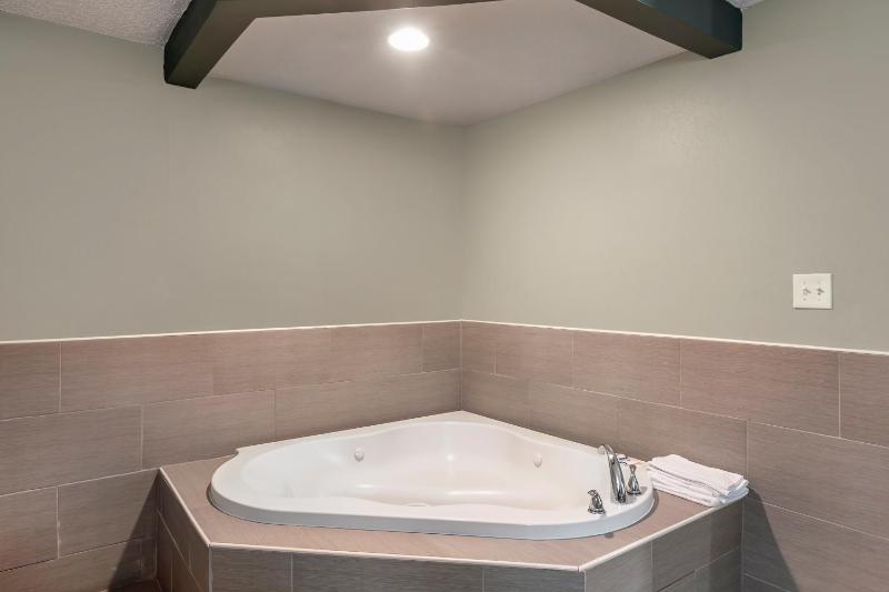 King Suite with Spa Bath - Smoking image 3