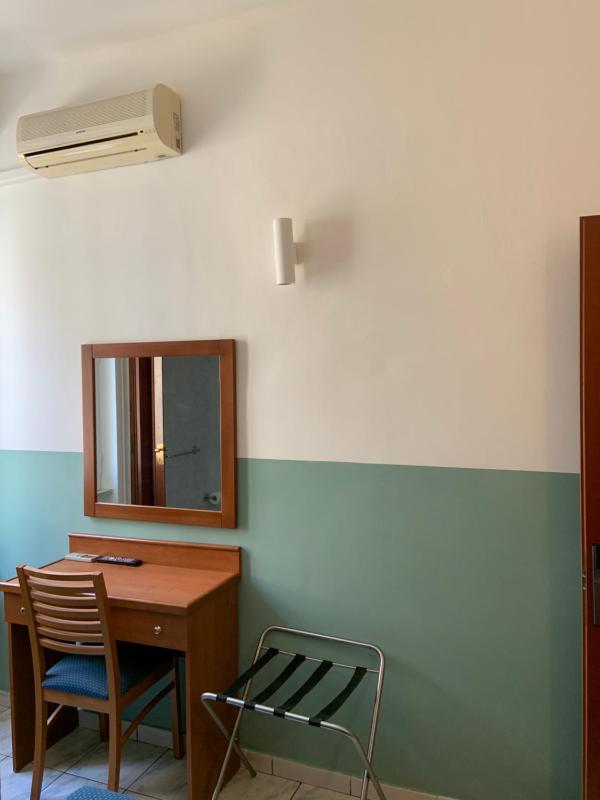 Single Room image 4