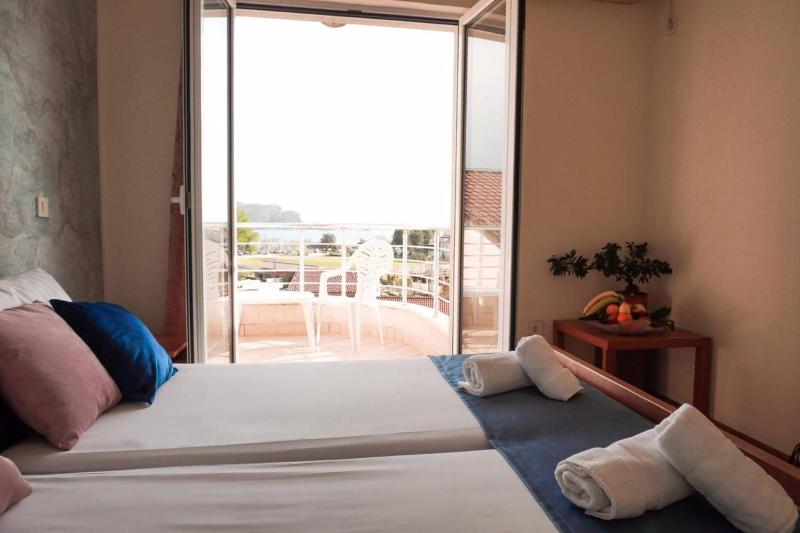 Twin Room with Sea View image 4