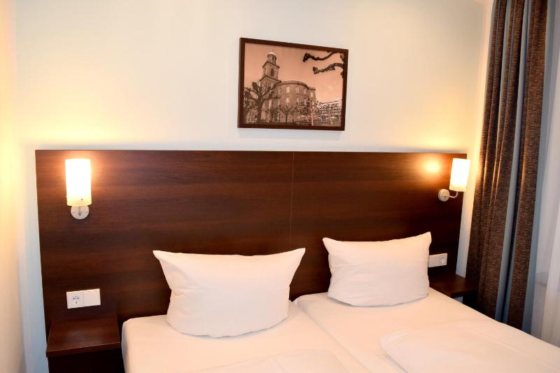 Standard Twin Room image 3