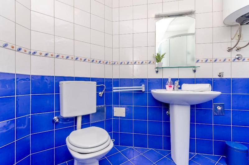 One-Bedroom Apartment image 3