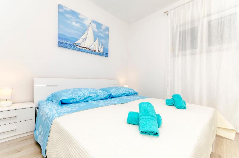One-Bedroom Apartment image 4