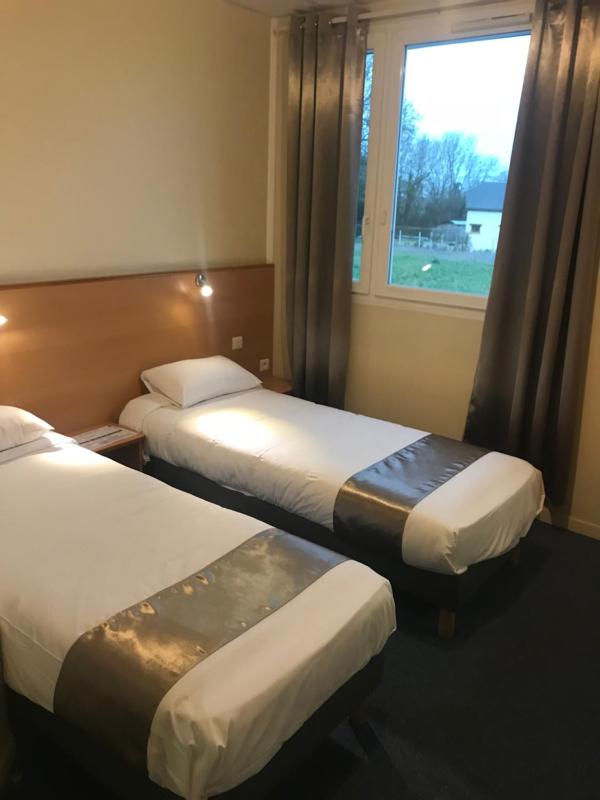 Twin Room image 4