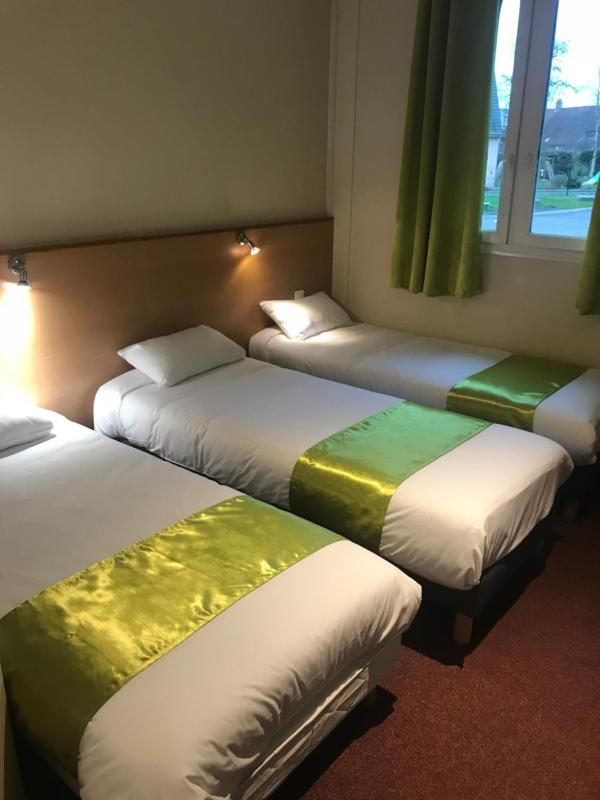 Triple Room with 3 Single Beds image 1
