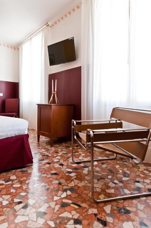 Superior Double Room image 3