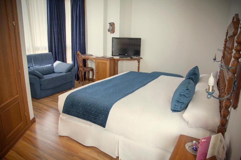 Superior Twin Room with Extra Bed image 2