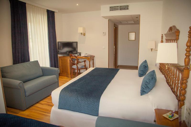 Superior Twin Room with Extra Bed image 3