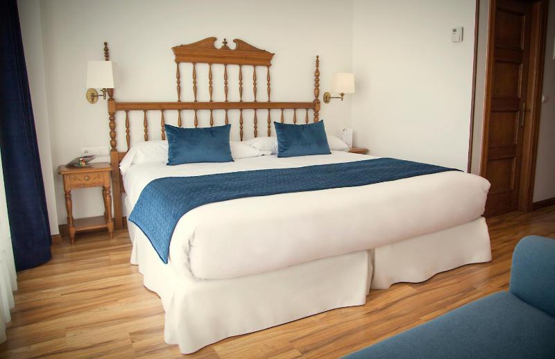 Superior Twin Room with Extra Bed image 4