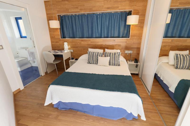 Double or Twin Room image 4