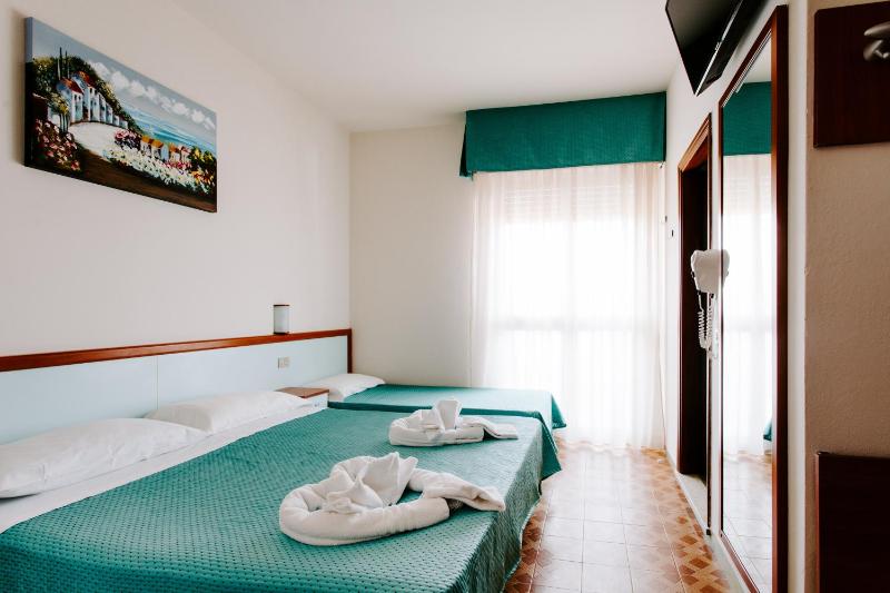 Standard Triple Room image 3