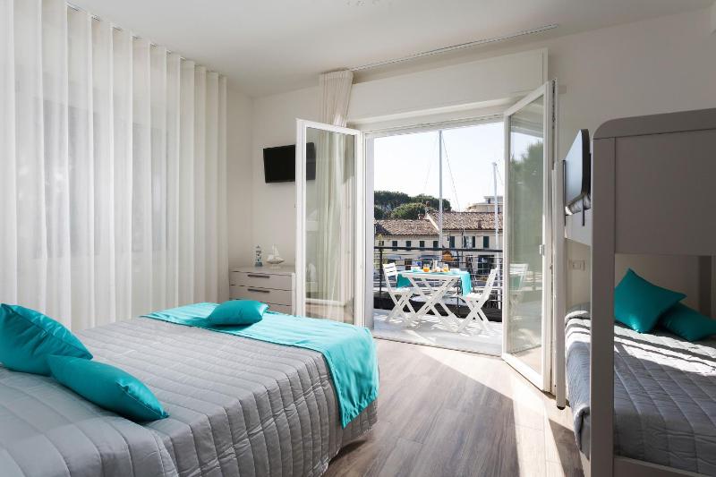 Two Bedroom Deluxe Apartment with Balcony and Harbor View image 4