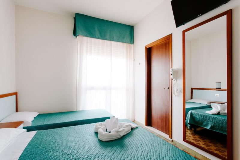Standard Triple Room image 2