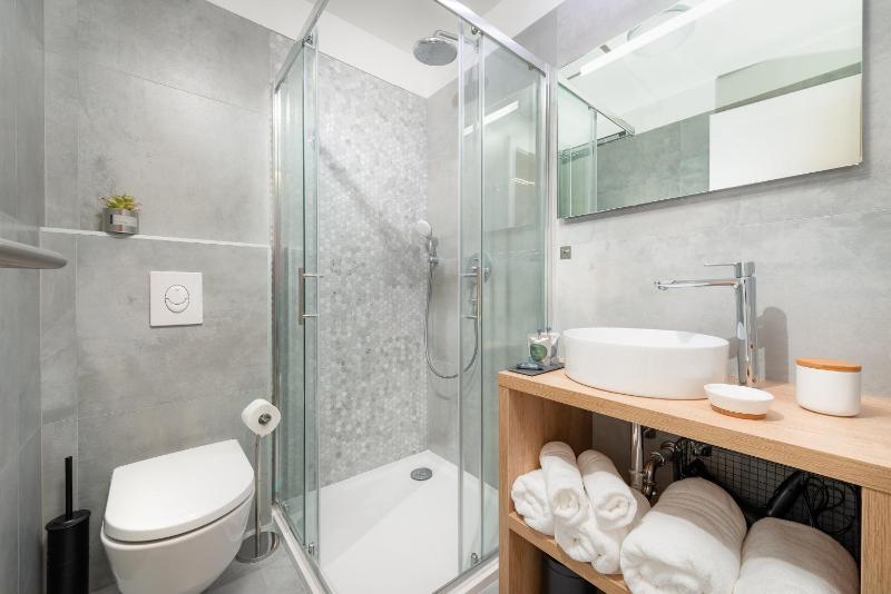 Deluxe Double or Twin Room with Balcony image 4
