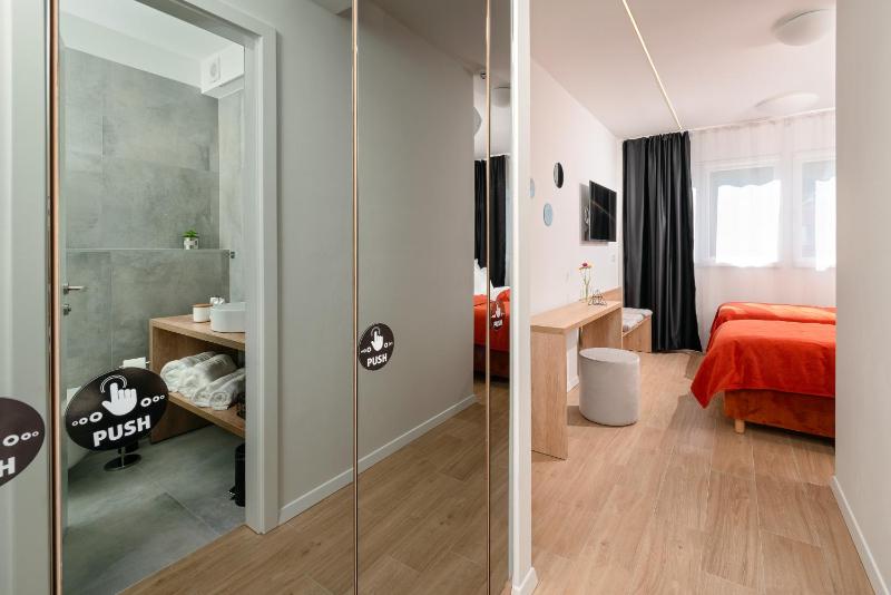 Deluxe Double or Twin Room image 3