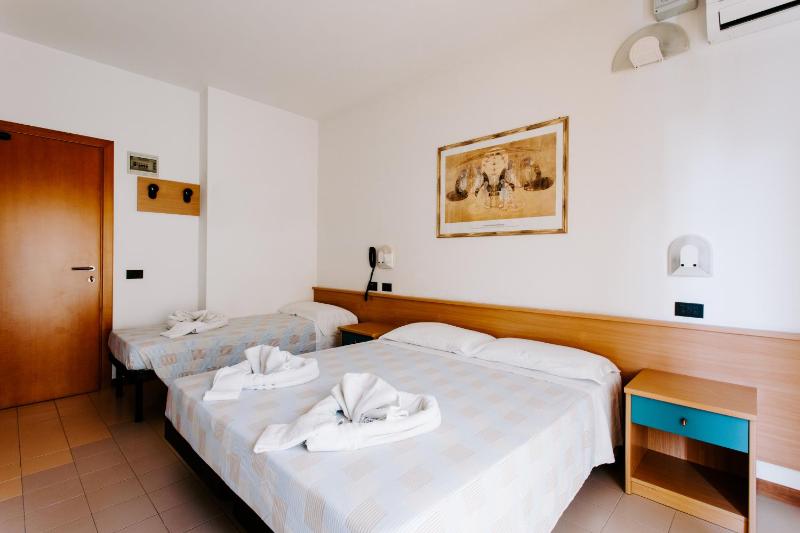 Superior Triple Room image 4