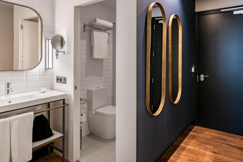 Two Connecting Double Rooms (3 Adults)  image 4