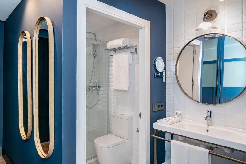 Double or Twin Room with River Views image 1