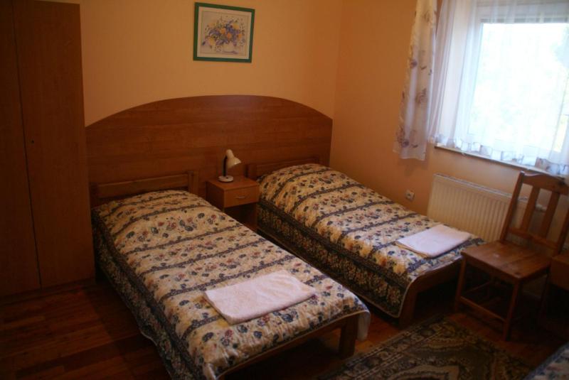 Economy Twin Room image 1