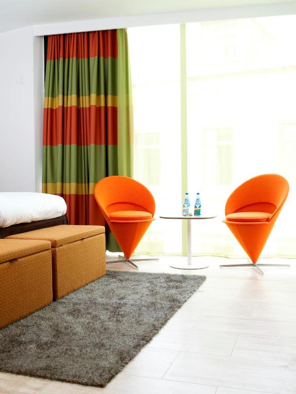 Standard Twin Room image 4