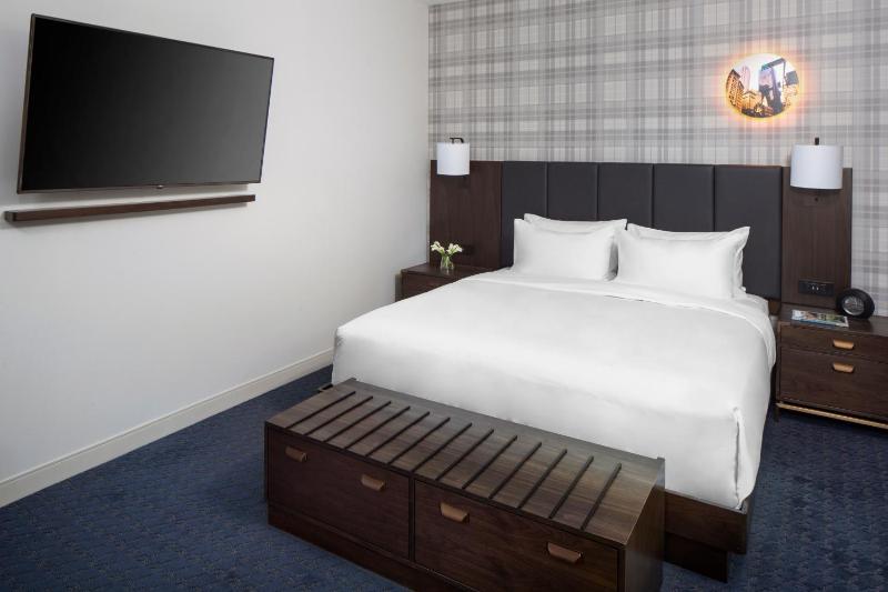 Deluxe King Room image 1