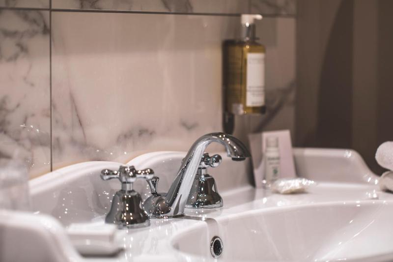 Classic Double Room image 4