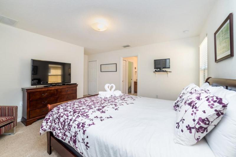 Six-Bedroom House image 2